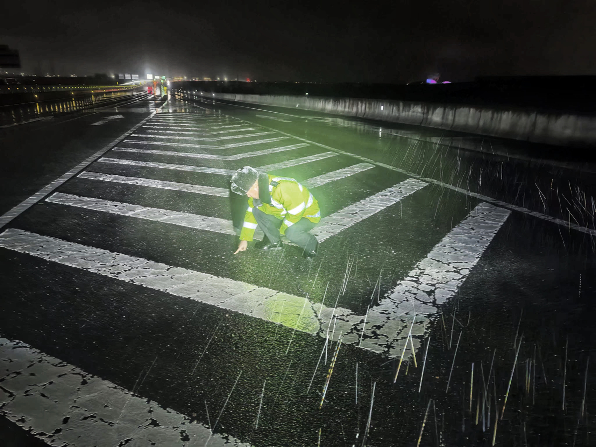 凌晨交警老王单膝跪地测温！武汉高速交警守护平安旅途